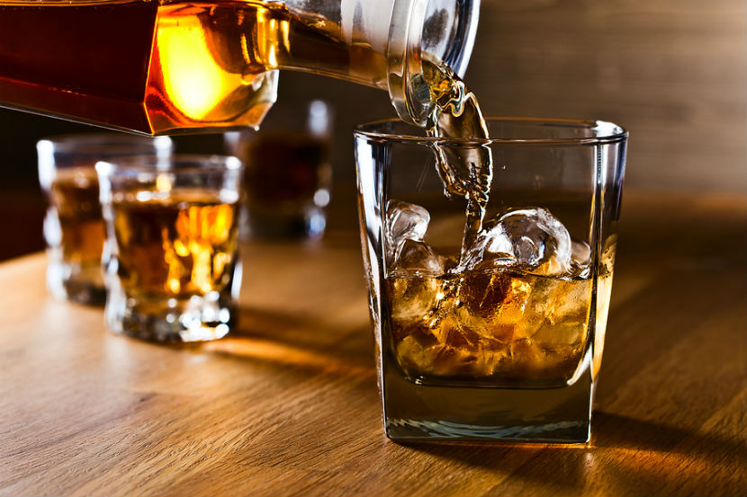 whisky versé dans un verre droit