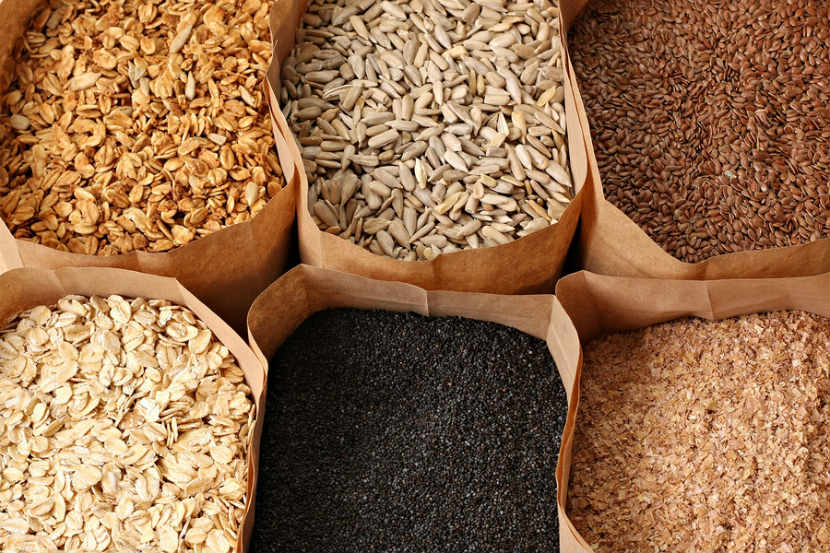 Exemples de grains entiers comme l’avoine, le blé et les graines de lin