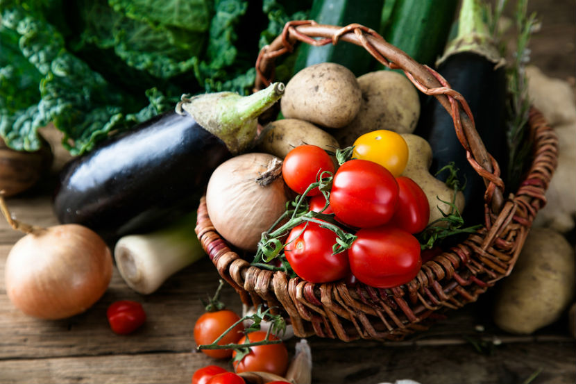Panier de légumes biologiques frais